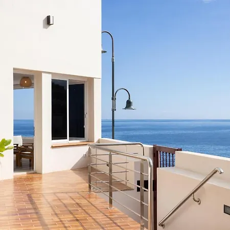 Home2book Stunning Beachfront House With Sea Views Holiday home *