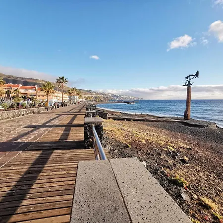 Home2book Stunning Beachfront House With Sea Views בית נופש