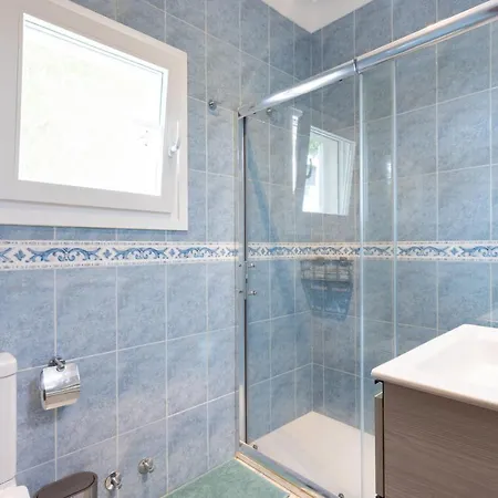 Home2book Stunning Beachfront House With Sea Views בית נופש