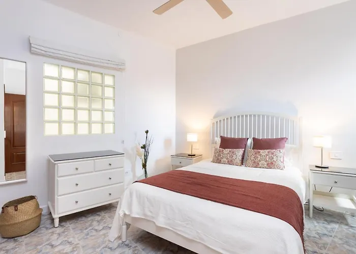 Дом отдыха Home2book Stunning Beachfront House With Sea Views