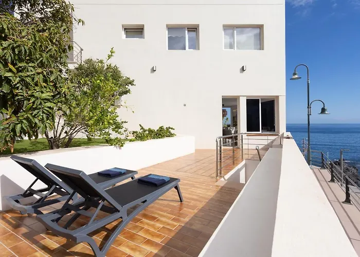 Сasa de vacaciones Home2book Stunning Beachfront House With Sea Views