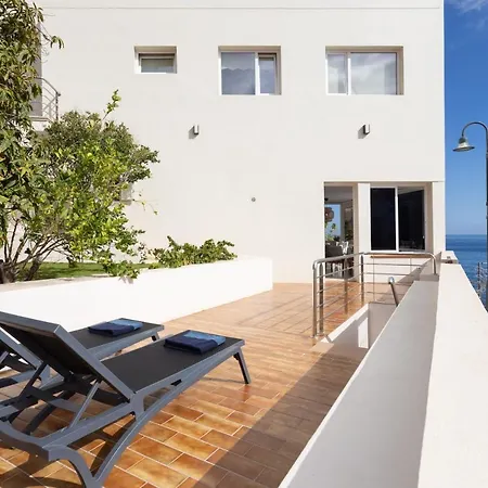 Semesterbostad Home2book Stunning Beachfront House With Sea Views