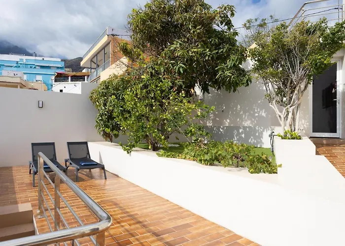 Vakantiehuis Home2book Stunning Beachfront House With Sea Views *