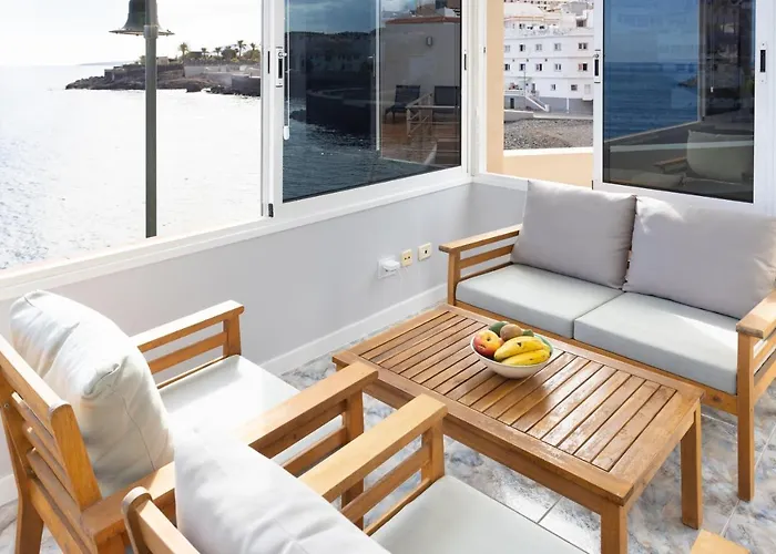 Vakantiehuis Home2book Stunning Beachfront House With Sea Views *