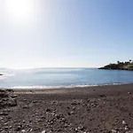 Home2book Stunning Beachfront House With Sea Views Feriehus