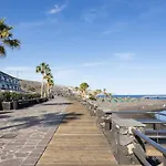 Feriehus Home2book Stunning Beachfront House With Sea Views